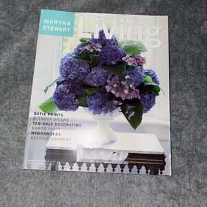 MARTHA STEWART LIVING  MAGAZINE." TAG-SALE DECORATING "  AUGUST,  2001